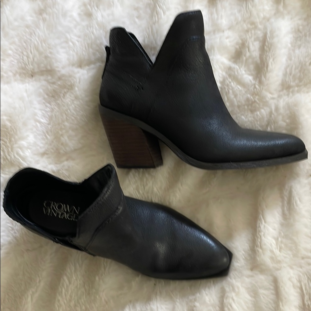 Crown Vintage Black Ankle Booties with Chunky Heel great cond
